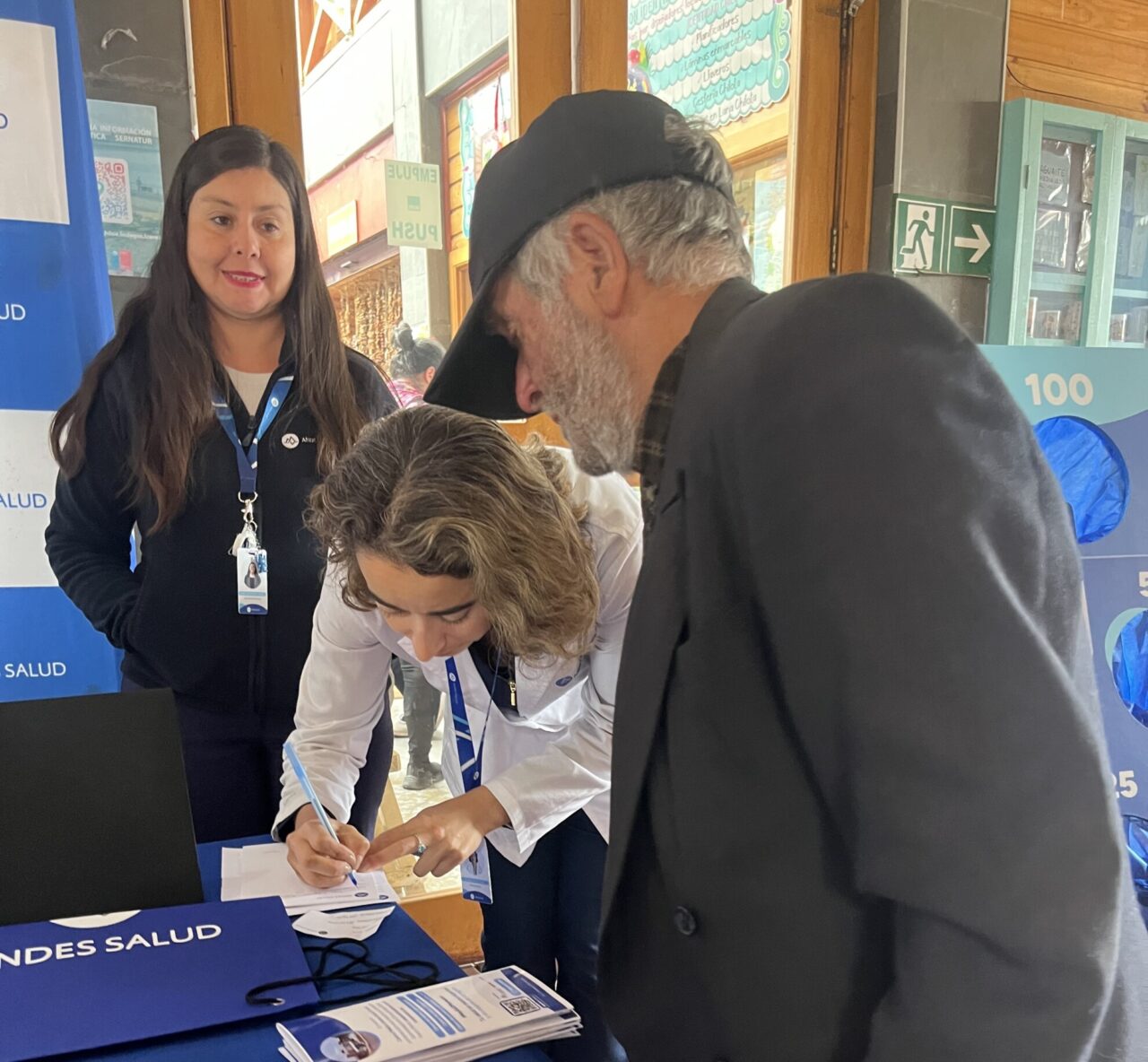 "Equipo médico de Andes Salud Ancud realiza operativo preventivo en la Feria Municipal por el Día Mundial contra el Cáncer."