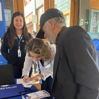"Equipo médico de Andes Salud Ancud realiza operativo preventivo en la Feria Municipal por el Día Mundial contra el Cáncer."