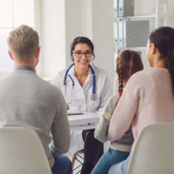 Consulta pediátrica para monitorear el neurodesarrollo y salud infantil preventiva.