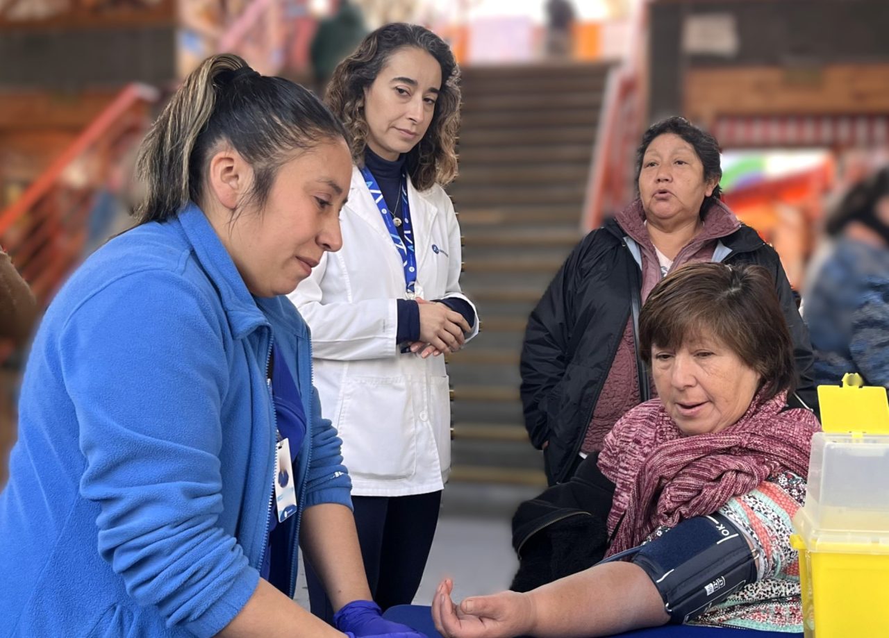 Operativo de Salud en Feria Municipal de Ancud entregó exámenes preventivos, consulta médica general y beneficios para el acceso a Mamografía, ecografía y exámenes de laboratorio.