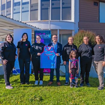 Andes Salud Ancud firmó un convenio de salud y deporte con el Club Queens Sport, beneficiando a más de 50 jugadoras de básquetbol femenino y sus familias.