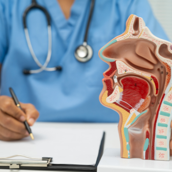 Frenillo Lingual Corto Tratamiento: conoce cuándo se recomienda la cirugía y agenda una evaluación con especialistas en cirugía maxilofacial y fonoaudiología.