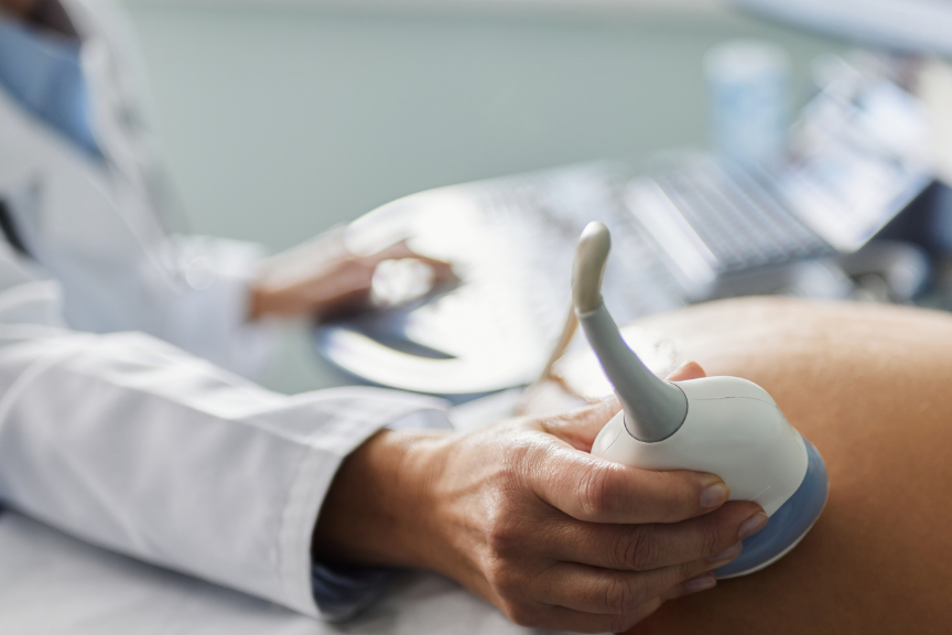 Ecografía ginecológica y obstétrica para evaluar el crecimiento fetal, placenta y líquido amniótico.