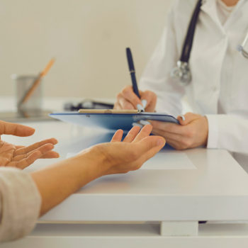 orientación médica durante una consulta de coloproctología por sangrado rectal.