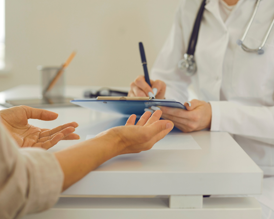 orientación médica durante una consulta de coloproctología por sangrado rectal.
